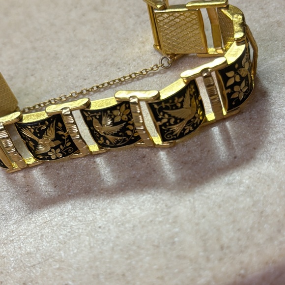Bird bracelet. Gold tone with black and golden colored birds. - Picture 4 of 8